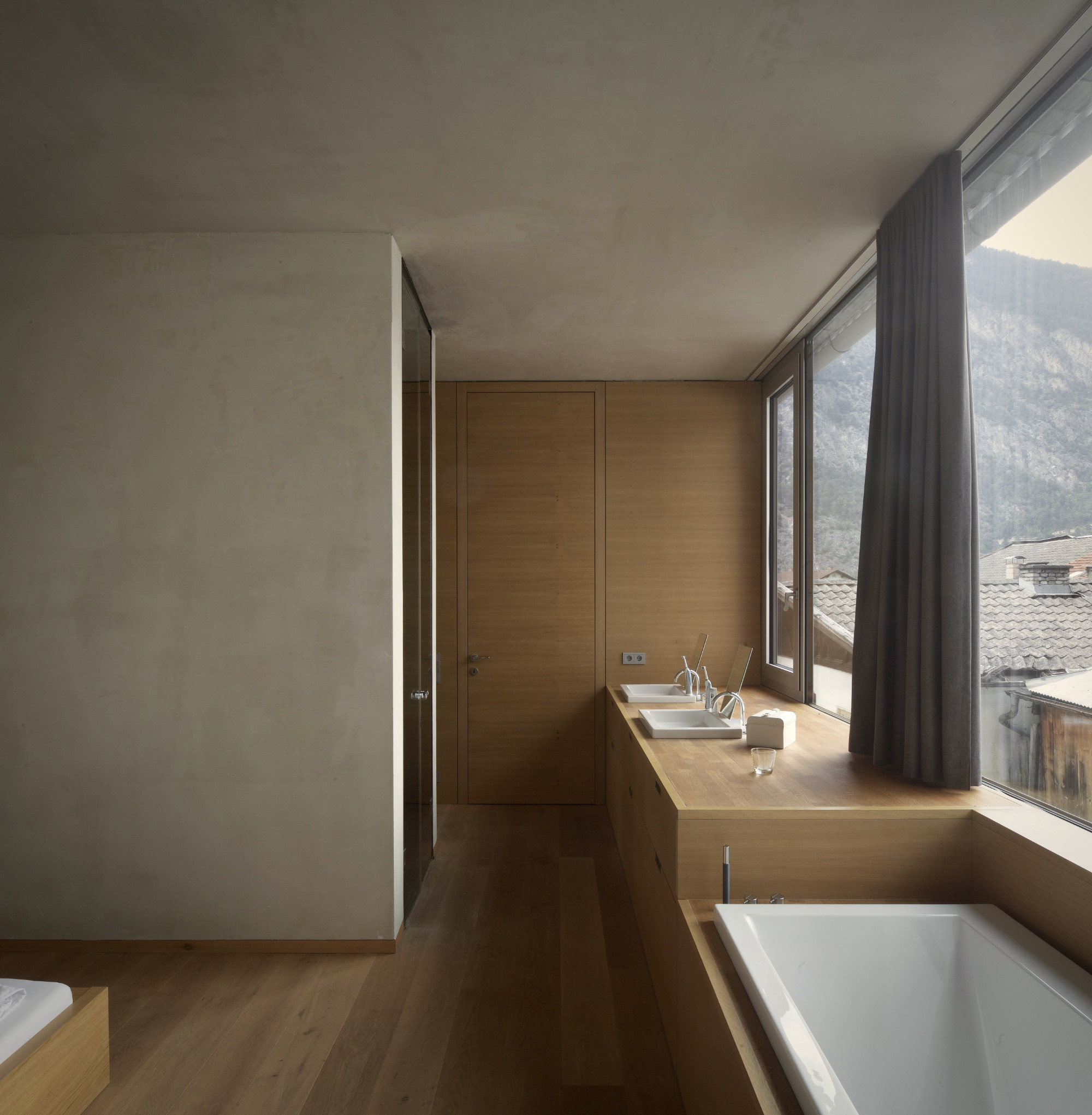 HannesnHaus, Silz, Badezimmer mit Holzverkleidung, Doppelwaschtisch und freistehender Badewanne