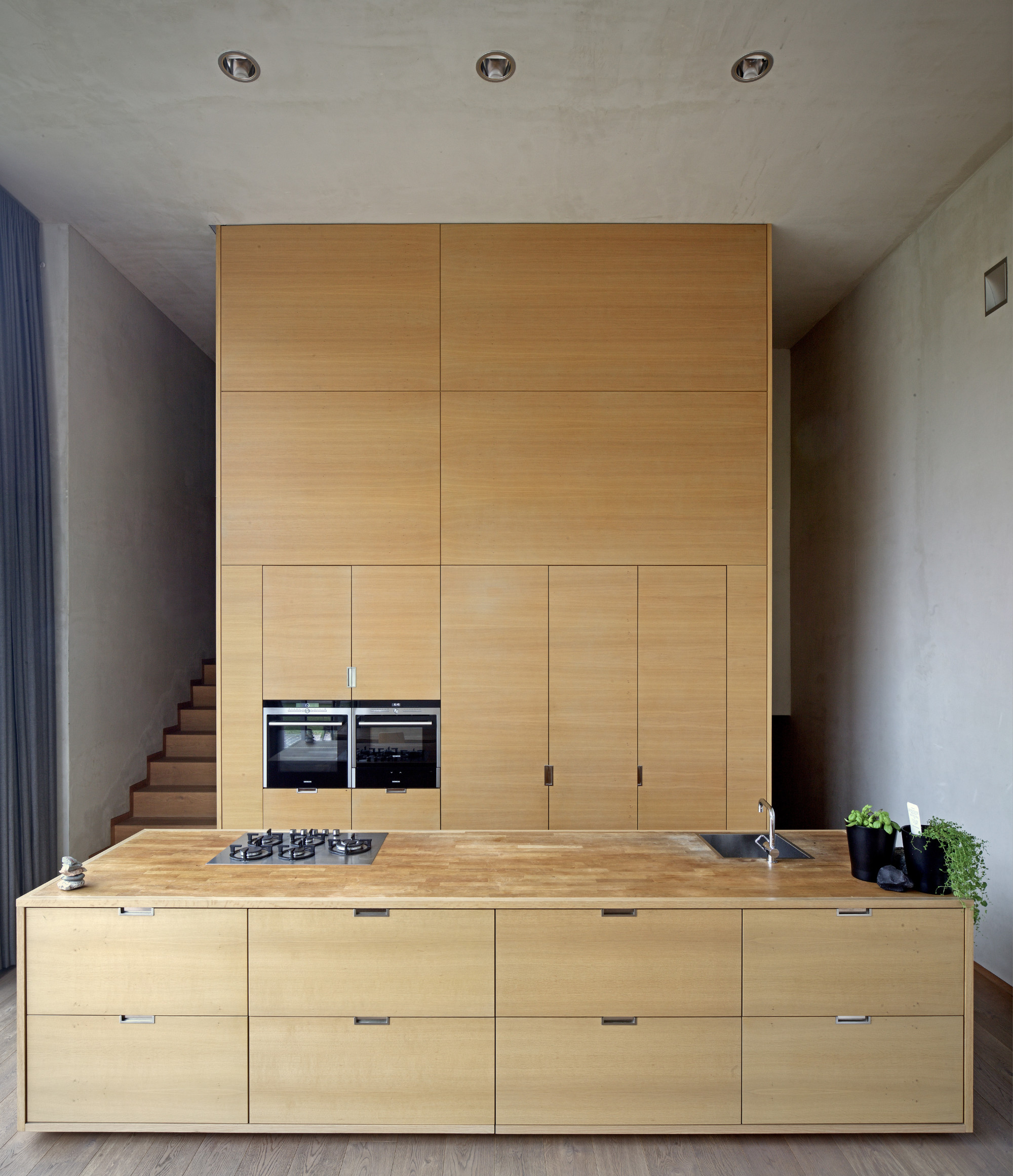 HannesnHaus, Silz, Küche mit Eichenholzfronten, Kochinsel und integrierten Einbaugeräten