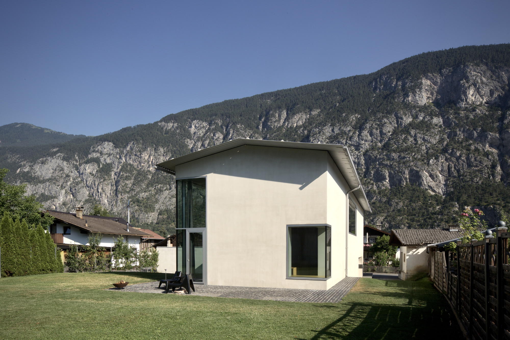 HannesnHaus, Silz, Rückseitige Gebäudeansicht mit Putzfassade, Terrasse und Bergpanorama