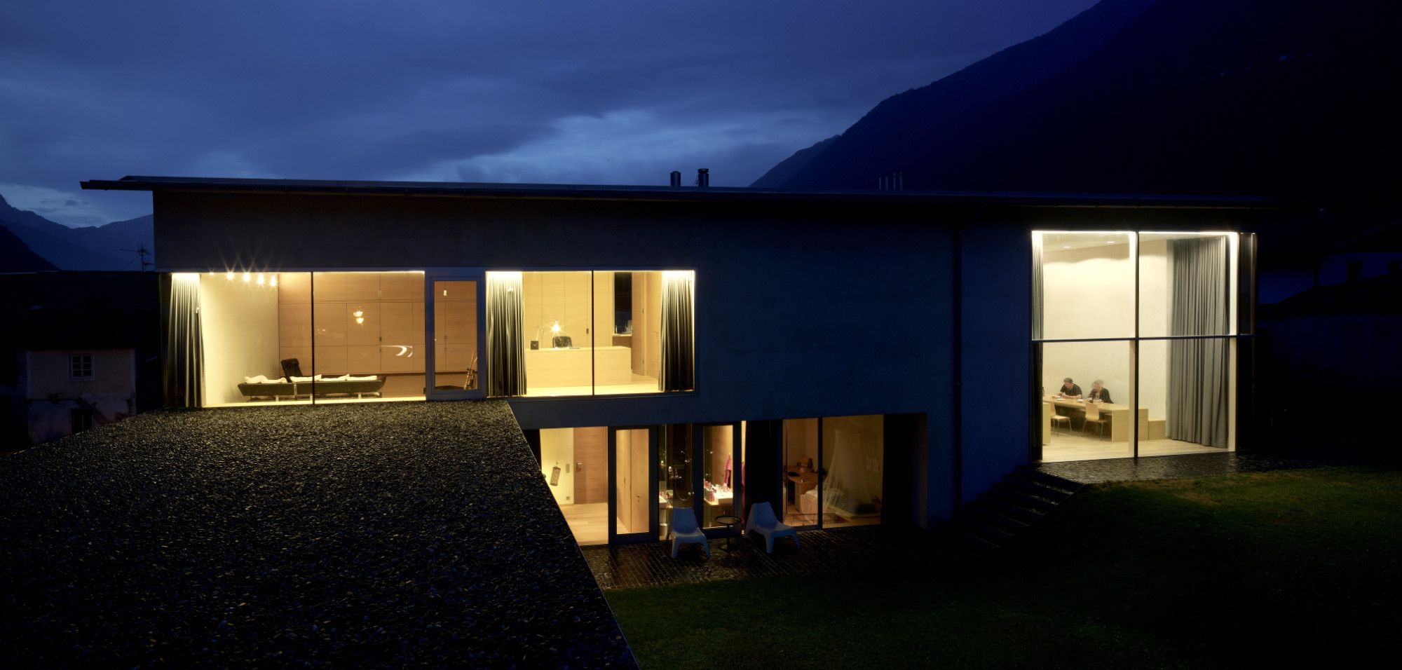 HannesnHaus, Silz, Gebäudeansicht bei Nacht mit beleuchteten Innenräumen und Panoramaverglasung